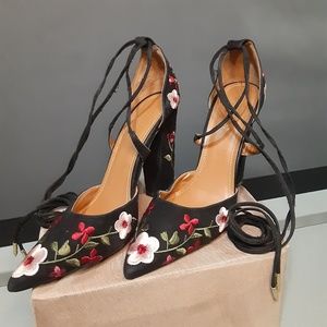 Janeesa Pumps Black Floral Embroidered Size 9